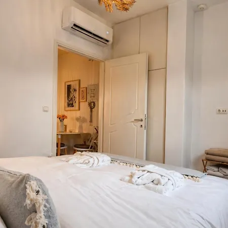 Youga Nest Apartment Vivlos